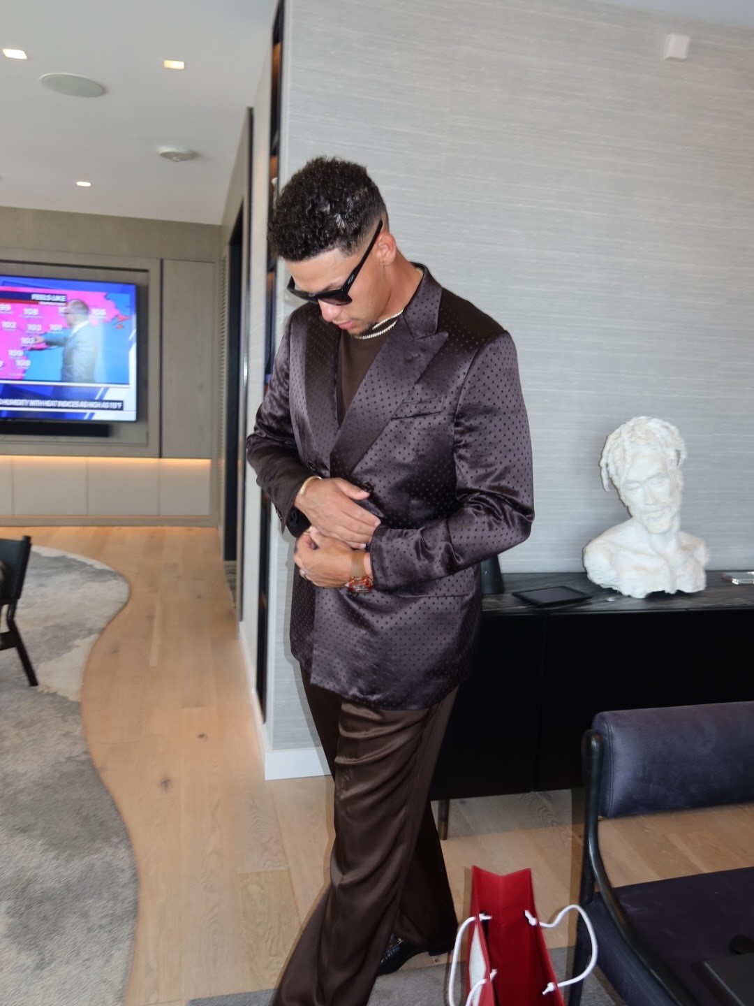 Patrick Mahomes 配戴   SPIRIT OF BIG BANG 冰橙藍寶石陀飛輪自動上鏈腕錶 (2)